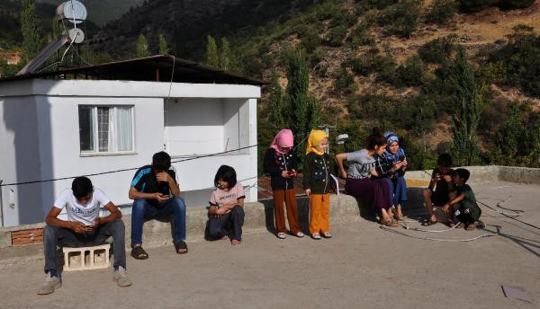 Uzaktan eğitim için cami terasına çıkıyorlar - Resim : 3