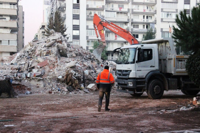 Emrah Apartmanı 32 kişiye mezar oldu - Resim : 1