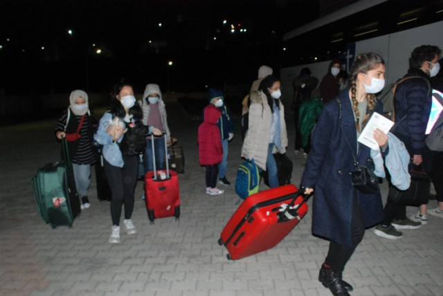 İspanya'dan gelen genç kadının parmak harketi tepki çekti - Resim : 1