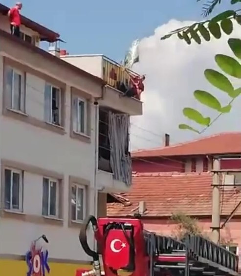 Korku dolu anlar! İntihara kalkışan adam 10 metre yüksekten düştü - Resim : 2