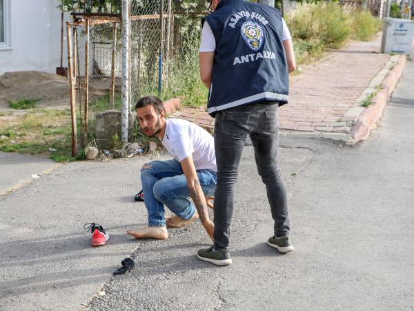 Karantina bölgesinden kaçmaya çalışan 2 kişi yakalandı - Resim : 3