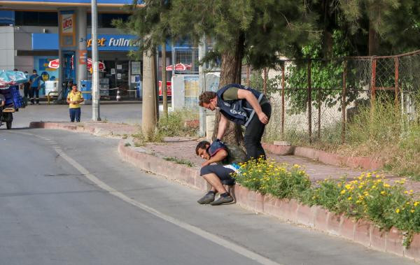 Karantina bölgesinden kaçmaya çalışan 2 kişi yakalandı - Resim : 4