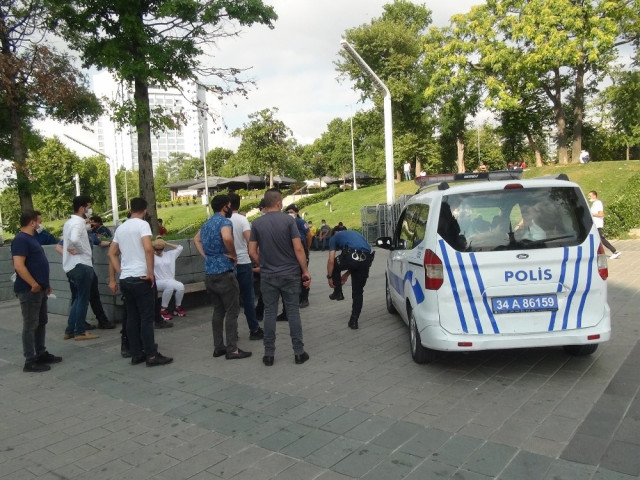 Taksim Meydanı'nda 2 erkek, bir kadını dövdü! - Resim : 2