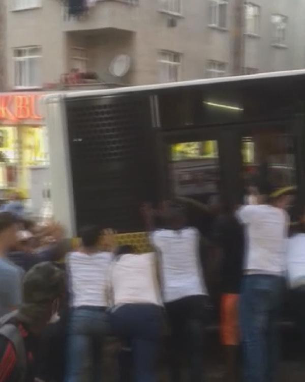 İstanbul'da otobüs kazası! Faciadan dönüldü - Resim : 1