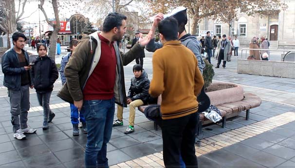 Polisten ''çığlık'' maskeli gençlere müdahale - Resim : 1