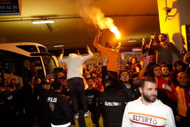 Taraftarlar Fatih Terim'i duygulandırdı - Resim : 2