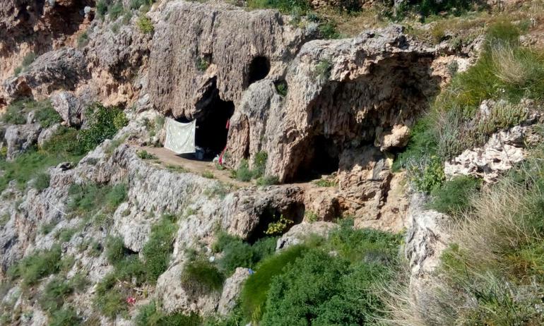 Antalya'da yüzlerce kişi falezlerde yaşıyor - Resim : 1