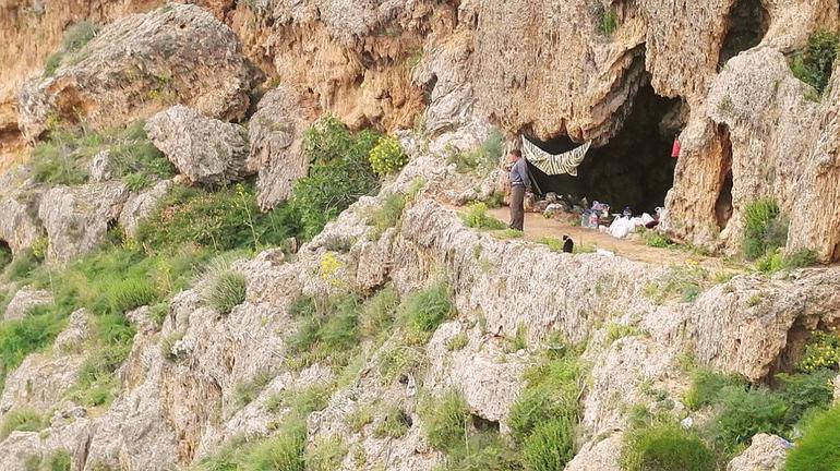 Antalya'da yüzlerce kişi falezlerde yaşıyor - Resim : 2