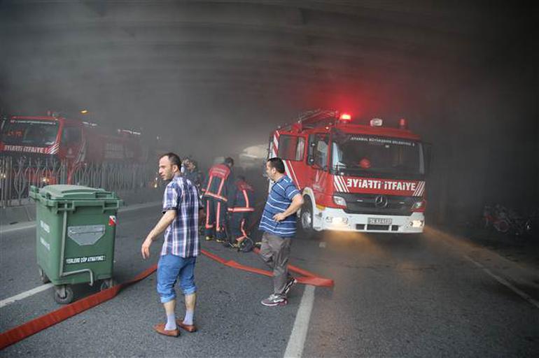 İstanbul'da Haşim İşçan Geçidi'nde büyük yangın - Resim : 1