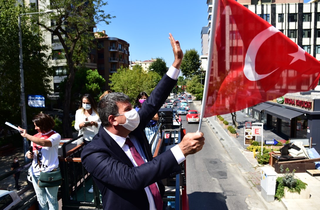 Kadıköy'de Zafer Bayramı coşkusu: Klasik otomobillerle zafer turu attılar - Resim : 1