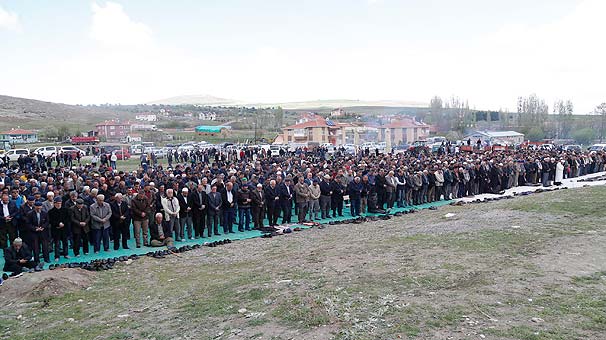 Binlerce kişi toplanıp dua etti ! - Resim : 1