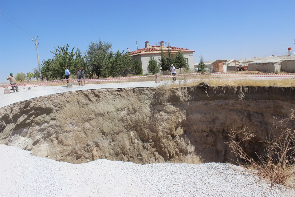 Konya'da yol ortasında dev obruk oluştu - Resim : 1