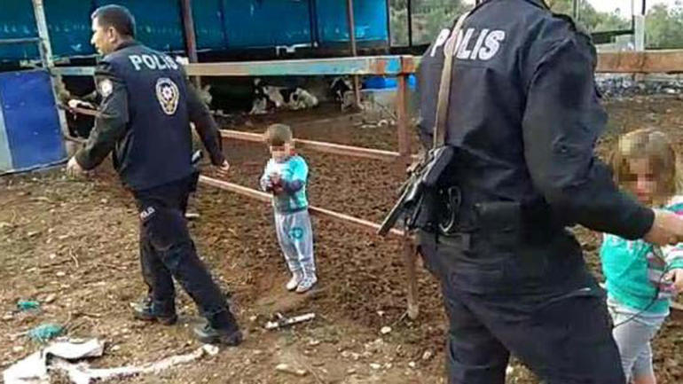 Bu nasıl ceza ? Çitlere bağlanan 2 çocuğu polis kurtardı - Resim : 1