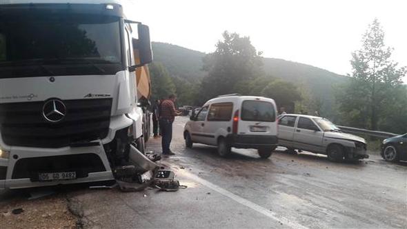 TIR ile otomobil kafa kaya çarpıştı... Can pazarı ! - Resim : 1