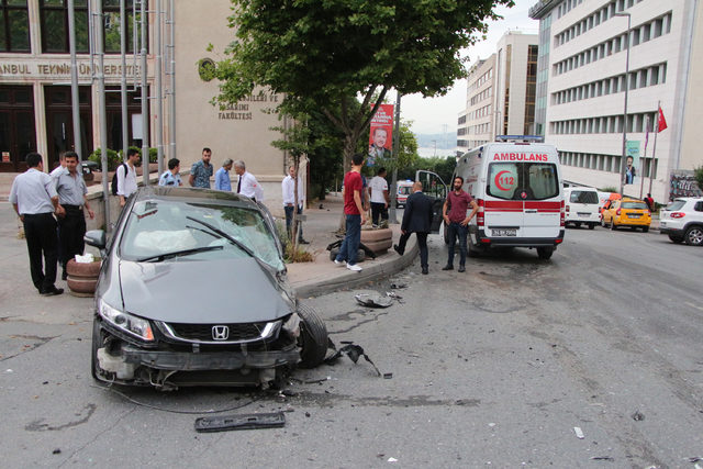 İki otomobil kafa kafaya çarpıştı: 3 yaralı - Resim : 1