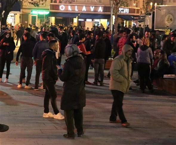 Gece yarısı korkutan deprem ! Vatandaşlar sokağa döküldü - Resim : 1