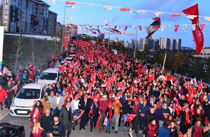 Cumhuriyet ışığı, Beylikdüzü'nde parladı - Resim : 1