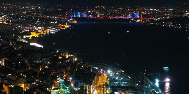 İstanbul mavi ve turuncuya büründü ! - Resim : 1