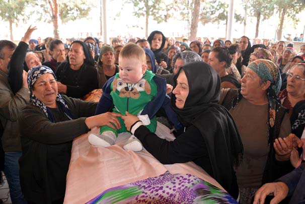 Cinayet kurbanı kadını, bebeğini tabutun üzerine koyarak uğurladılar - Resim : 3