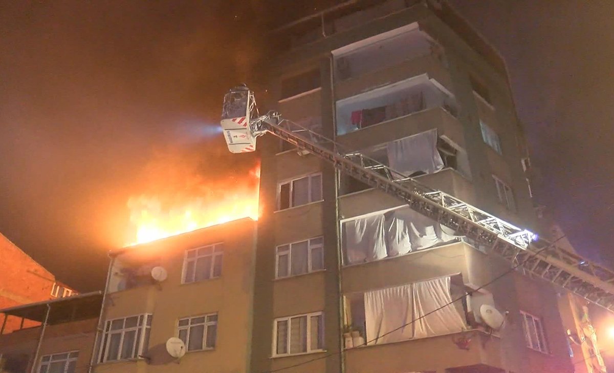 İstanbul'da yangın paniği! 4 binaya sıçradı - Resim : 1