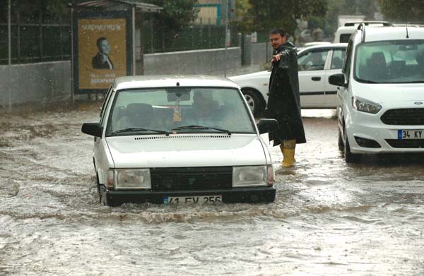 Kocaeli'yi sağanak yağış vurdu - Resim : 1