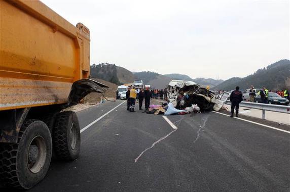 Katliam gibi kaza: 8 ölü, 8 yaralı ! - Resim : 2