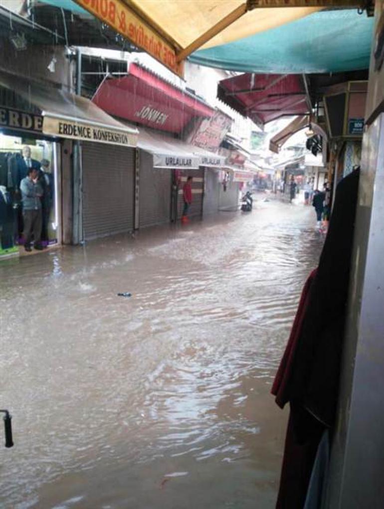 İzmir sular altında ! Yağmur her şeyi alıp götürdü - Resim : 3