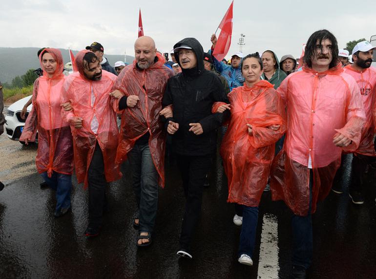 CHP lideri Kılıçdaroğlu yağmur altında yürüdü - Resim : 1