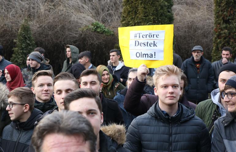 Makedonya'da ''FETÖ'' protestosu - Resim : 2