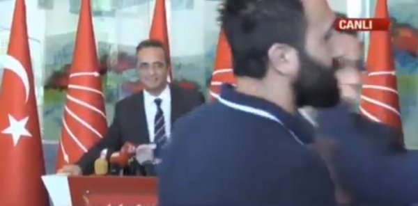 CHP Genel Merkezi'nde olay ! Tezcan'ın üzerine yürüdü - Resim : 1