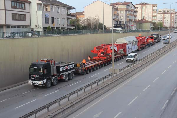 D-100'den 280 tekerlekli devasa TIR geçti - Resim : 1