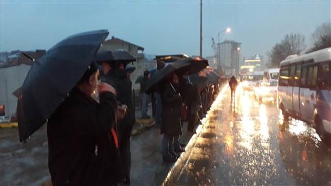 İstanbulluya sabah şoku ! Trafik yoğunluğu yüzde 70'e ulaştı - Resim : 1