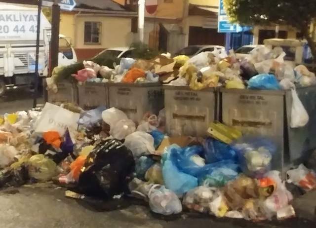 Şişli'de skandal! İşçiler maaş alamayınca Şişli çöplüğe döndü - Resim : 1