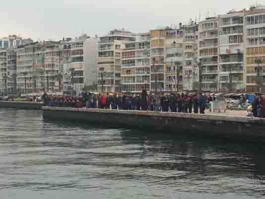 Denizden çıkan cesedi görmek için sıraya girdiler ! - Resim : 1