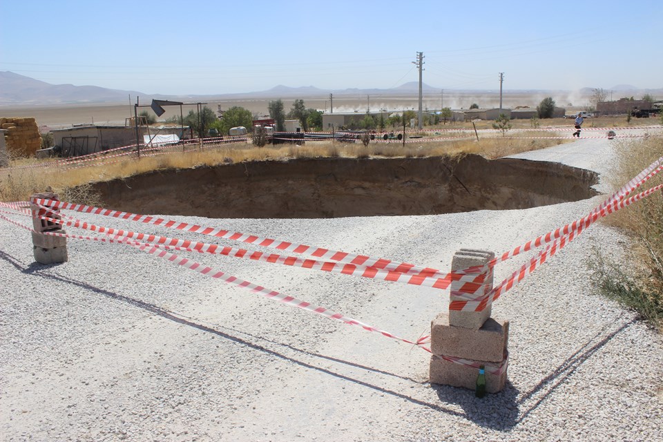 Konya'da yol ortasında dev obruk oluştu - Resim : 2