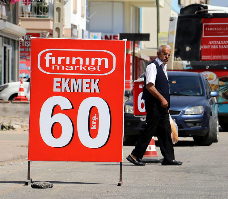 Ucuz ekmek satan marketçi pes etmiyor - Resim : 1