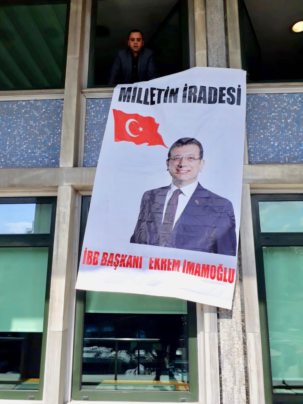 İBB binasında İmamoğlu fotoğrafıyla AK Parti'yi protesto - Resim : 1