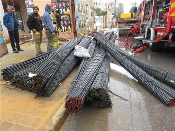 TIR'dan dökülen demirlerin altında kaldı ! - Resim : 1