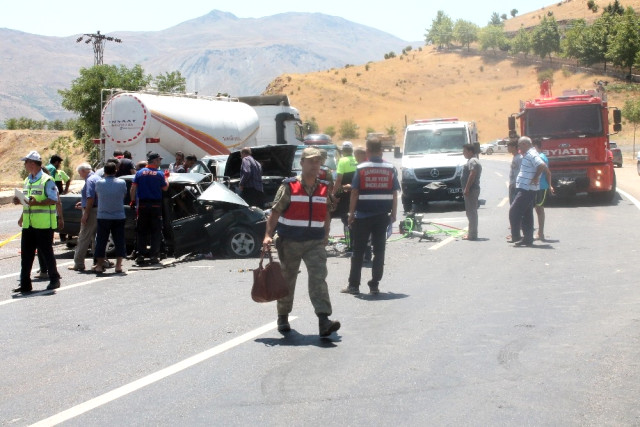 Elazığ'da korkunç kaza: 1'i bebek 3 ölü, 1 yaralı - Resim : 1