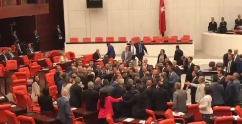 TBMM yine bildiğiniz gibi ! MHP ile CHP'liler arasında gerginlik - Resim : 1