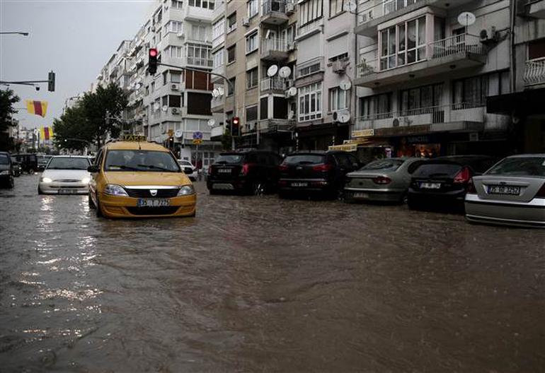 İzmir sular altında ! Yağmur her şeyi alıp götürdü - Resim : 1