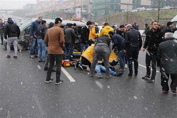 İstanbul'da zincirleme kaza ! Yaralılar var - Resim : 1