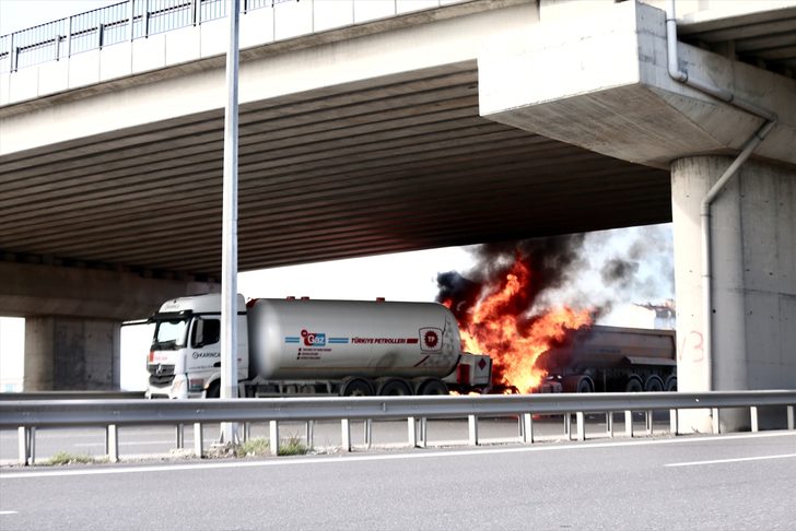 Küçükçekmece'de kaza ! Kamyonda yangın çıktı - Resim : 2