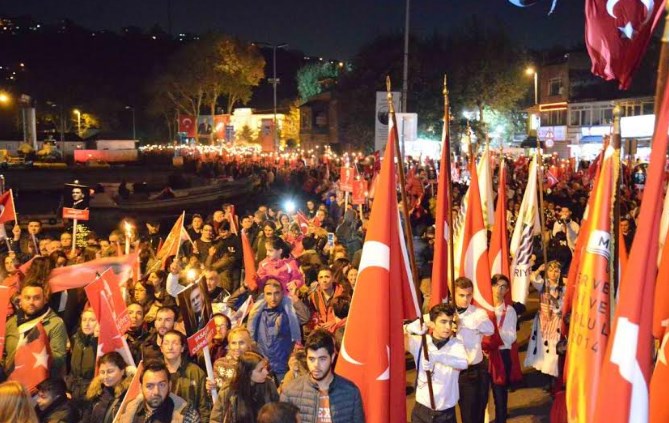 Binlerce Sarıyerli bayrağını kapıp geldi - Resim : 1