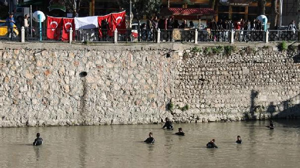 Nehre düşen otomobil sürücüsü her yerde aranıyor - Resim : 1