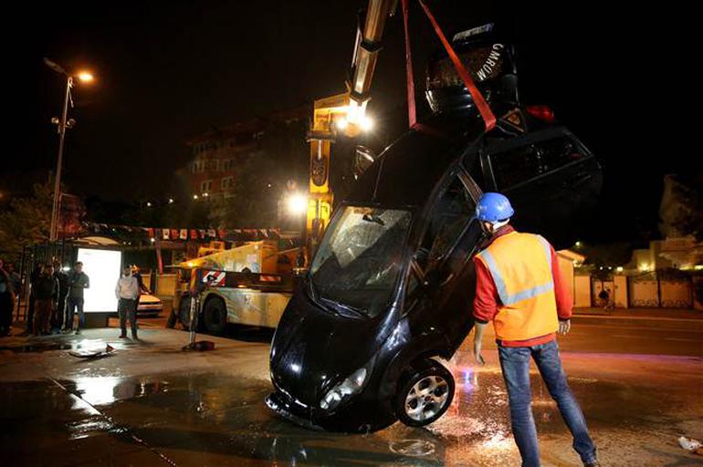 Eşiyle tartışan kadın aracı denize attı - Resim : 2