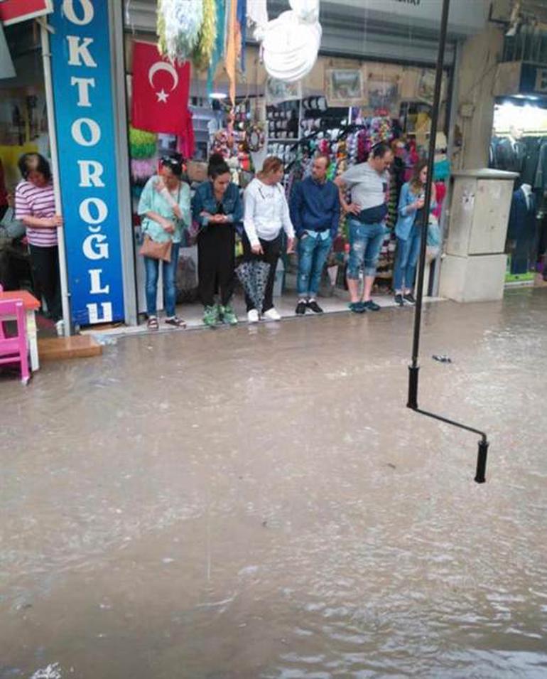 İzmir sular altında ! Yağmur her şeyi alıp götürdü - Resim : 2