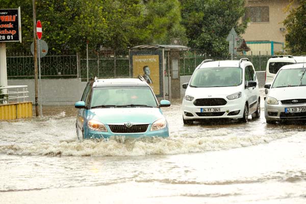 Kocaeli'yi sağanak yağış vurdu - Resim : 2